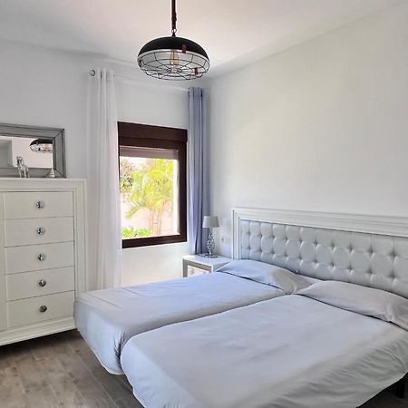 Pirata Bungalow Sea Front Estepona Eksteriør billede