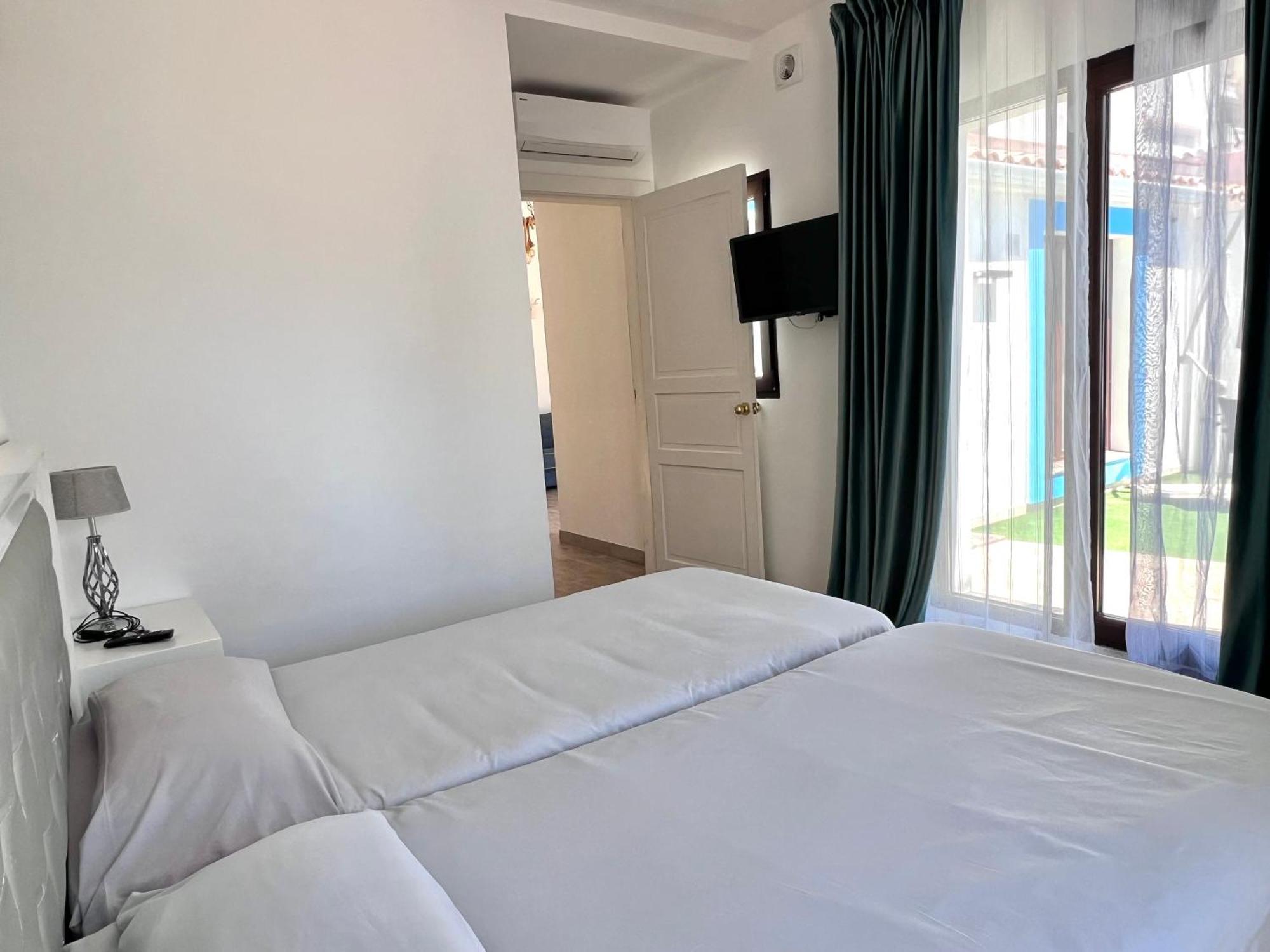 Pirata Bungalow Sea Front Estepona Eksteriør billede